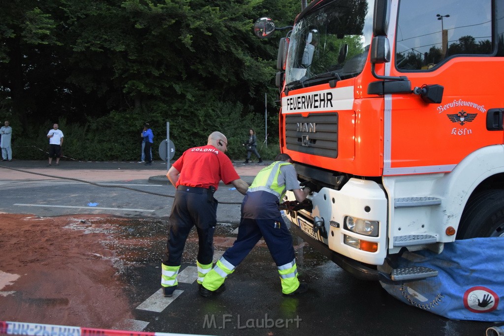 TLF 4 umgestuerzt Koeln Bocklemuend Ollenhauer Ring Militaerringstr P191.JPG - Miklos Laubert